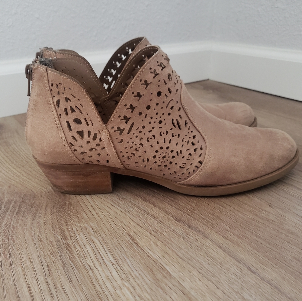 Carlos Santana Bridgett tan / taupe ankle booties